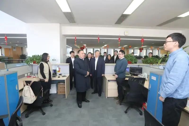 浪潮集团董事长邹庆忠元旦慰问一线员工,总裁王茂昌陪同