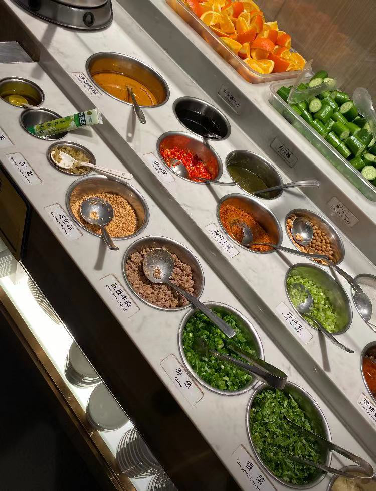 近日,有网友反馈:在北京,上海等部分海底捞门店,其小料台上的牛肉粒被